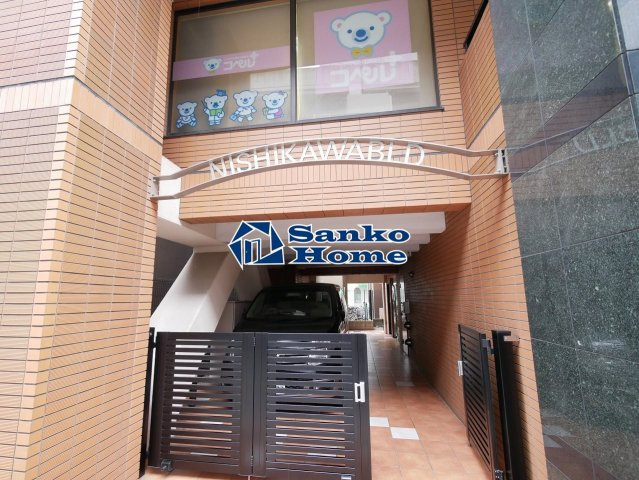 西川ビルのエントランス