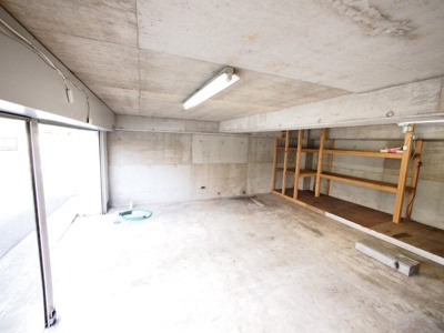 【その他】 | ル・スチュディオ ヨシ敷地内駐車場 | 屋根付・シャッター付駐車場