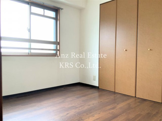 【居間・リビング】 | グラマシー立売堀（旧プリムベェール立売堀） | ２つの洋室それぞれに窓とCLがついています！