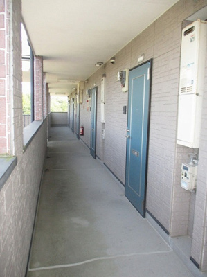 【その他共用部分】 | クィーンヒルズ立願寺参番館 | 玄関前の廊下になります。