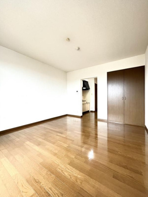 【居間・リビング】 | クィーンヒルズ立願寺参番館 | こちらの居間で趣味の時間をお楽しみください