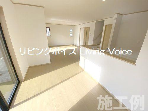 【居間・リビング】 | 【仲介手数料０円】座間市栗原中央1丁目　新築一戸建て　1号棟　全2棟 | 座間市栗原中央1丁目　新築一戸建て　全2棟