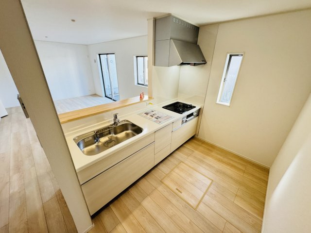 【キッチン】 | 柏市藤心１丁目新築戸建（藤心第６） | 広々システムキッチン・シンクの水栓には浄水器がついてます！