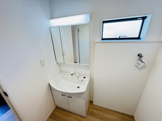 【独立洗面台】 | 柏市藤心１丁目新築戸建（藤心第６） | シャワーヘッド付き三面鏡洗面化粧台