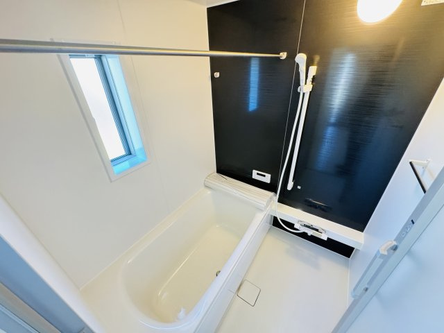 【浴室】 | 柏市藤心１丁目新築戸建（藤心第６） | 手元で水流切り替えシャワーヘッド・足を伸ばせる広々浴槽で毎日リラックス♪