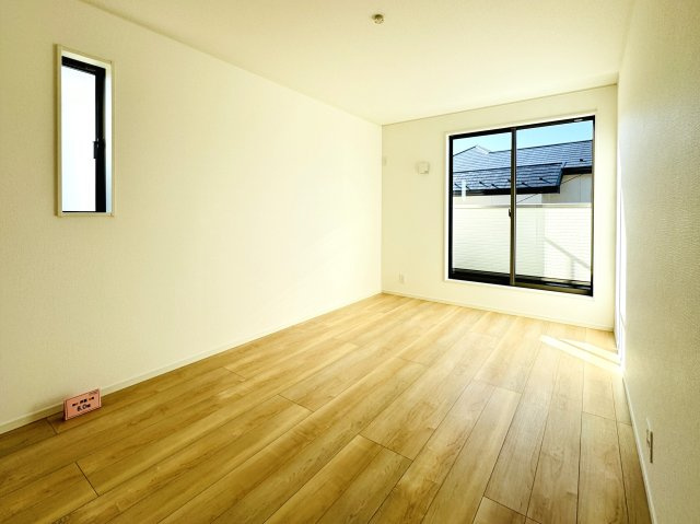 【寝室】 | 柏市藤心１丁目新築戸建（藤心第６） | 8帖寝室・南側バルコニー前の明るいお部屋です♪