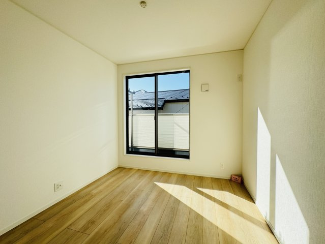 【洋室】 | 柏市藤心１丁目新築戸建（藤心第６） | 5.25帖洋室・南側バルコニー前の明るいお部屋です♪