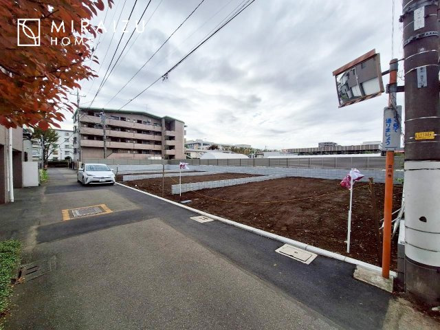 【前面道路含む現地写真】 | 陽の光をたっぷりと浴びながら気持ち良く生活が出来ます。夢のマイホーム、夢ではなく実現出来ます！見学・ご相談等、お気軽にご連絡下さい。