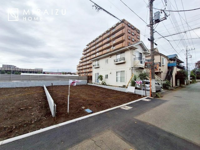 【前面道路含む現地写真】 | お車の運転に自信のない方でも安心かなと思います。とても解放感があり、日当たりも気持ちよさそうです。

