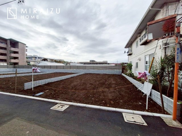 【前面道路含む現地写真】 | 通勤や家族の送迎など、毎日の生活にマイカーが欠かせない方にとって駐車場は大事な条件。敷地内にカースペースがあれば、お出かけやお買い物の際の搬入出も楽々です。
