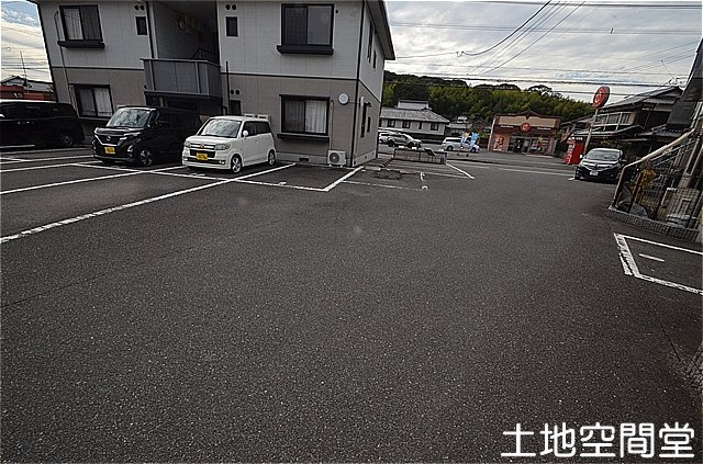 サンハイツ永犬丸　B棟の駐車場