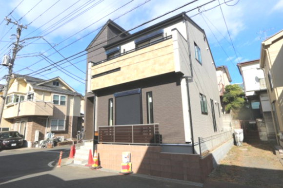 【Blooming Garden】東久留米市前沢4丁目の外観|南西角地で取り入れやすい日差しと風♪ 6ｍ道路に面し、開放感のある住まいです。
