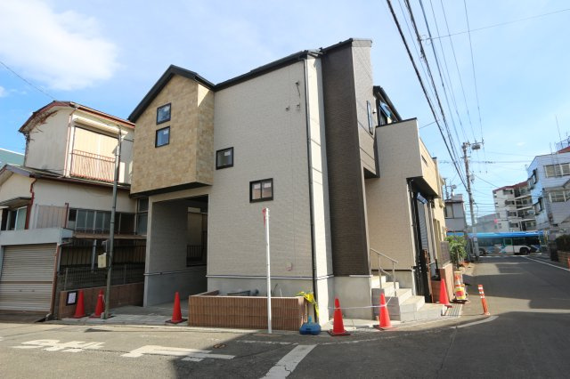 【Blooming Garden】東久留米市前沢4丁目の外観|小学校・中学校徒歩10分圏内＋西友徒歩9分など学校・スーパー・公園が揃い、日々の暮らしが整いやすい環境です