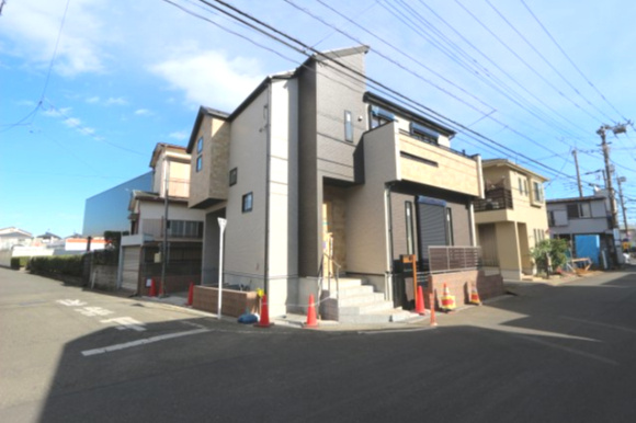 【Blooming Garden】東久留米市前沢4丁目の外観| 制震ダンパーと耐震等級3により、安全性へ配慮した構造仕様です。