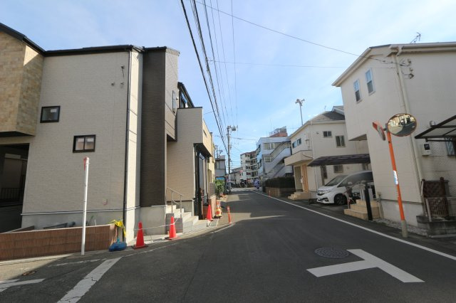 【Blooming Garden】東久留米市前沢4丁目の外観|太陽光発電を積載したエコ住宅。日々の電気代を抑えながら、再生可能エネルギーを活用できる持続可能な暮らし。将来的な資産価値としても注目されています。