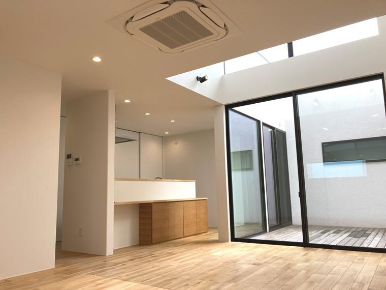 梅園町１丁目戸建の居間・リビング