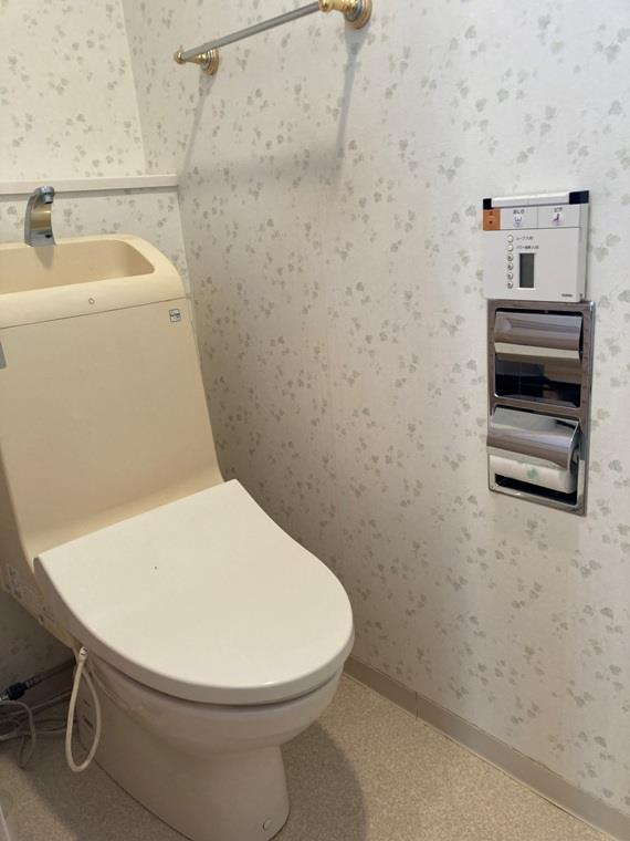 若松町川向戸建のトイレ