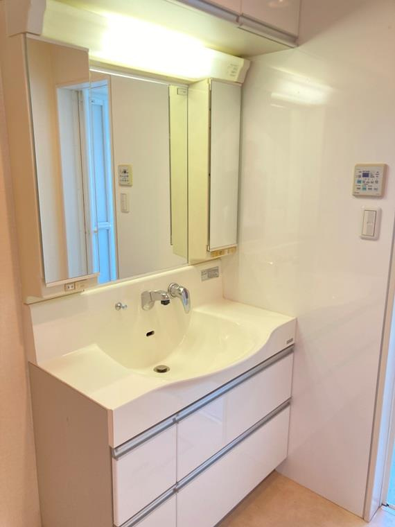 若松町川向戸建の洗面所