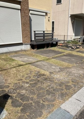 若松町川向戸建の駐車場