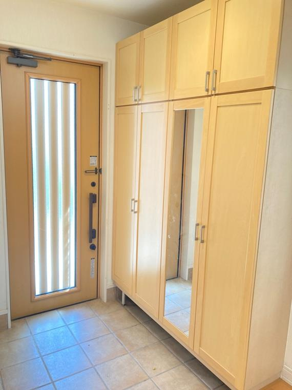 若松町川向戸建の玄関