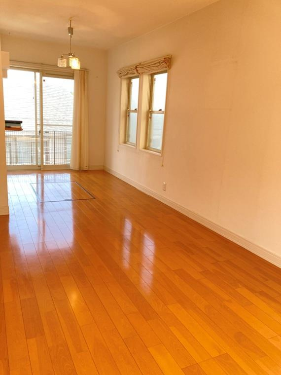 若松町川向戸建の居間・リビング