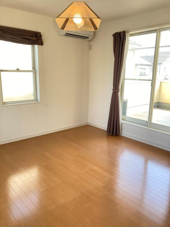 若松町川向戸建の寝室