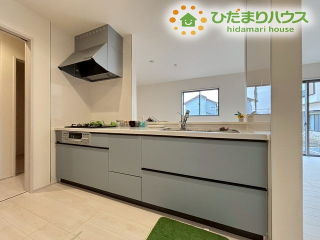 嵐山町川島　第2　新築一戸建て　リーブルガーデン　01のキッチン|キッチンからリビング全体が見渡せるため、お料理中もご家族との会話が弾みます！
お食事の準備や片付けをしながら、お子様の様子を見守ることができるので、家事の時間がより楽しく快適になりますね(*^-^*)