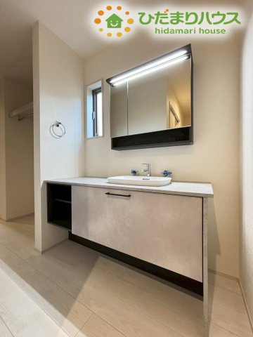 嵐山町川島　第2　新築一戸建て　リーブルガーデン　01の独立洗面台|ワイドな鏡と便利な収納を備えた、清潔感のある洗面化粧台です！
朝の忙しい時間帯のご家族の身支度もスムーズに行える広さがあり、お掃除しやすいボウル形状で毎日のお手入れも簡単で助かります！