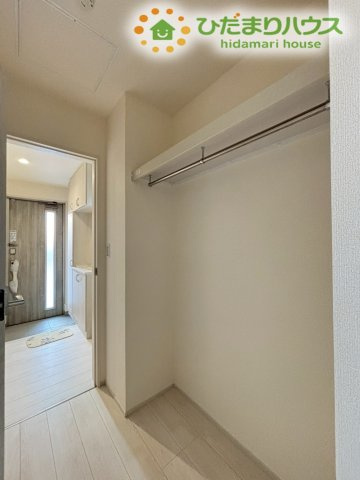 嵐山町川島　第2　新築一戸建て　リーブルガーデン　01の収納|頼もしい広さのファミリクローゼットです！
玄関横にあるためお出かけの際にバックやコートをさっと取り出せて便利ですね♪