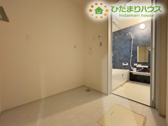 嵐山町川島　第2　新築一戸建て　リーブルガーデン　01のランドリースペース|ランドリールームは十分なスペースがあり、洗濯機周りの動線もスムーズです！
湿気がこもりにくい明るい空間が、毎日の家事を軽やかにサポートします♪