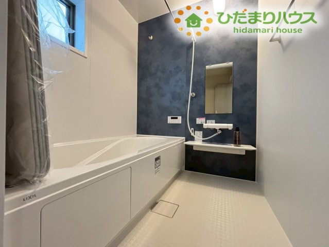 嵐山町川島　第2　新築一戸建て　リーブルガーデン　01の浴室|足を伸ばしてゆったりとリラックスできる、広々とした一坪タイプの浴室です！
小窓がついているため換気もしやすく、落ち着いたアクセントパネルが、一日の疲れを癒すバスタイムを優しく演出します(/ω＼)