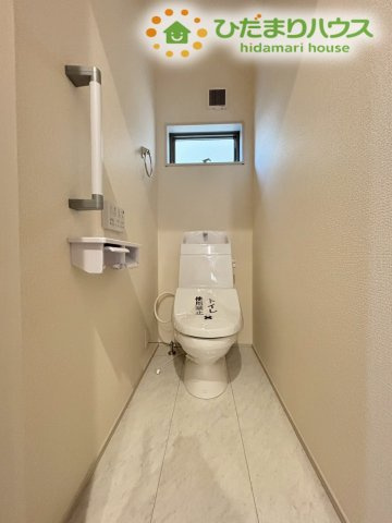 嵐山町川島　第2　新築一戸建て　リーブルガーデン　01のトイレ|スッキリとしたデザインの多機能トイレで、毎日のお手入れもサッと拭くだけで簡単です！
手すりも設置されており、どなたでも安心して利用できる優しい設計で、清潔感のある空間が保たれています★