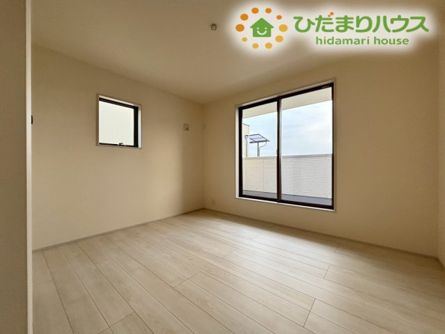 嵐山町川島　第2　新築一戸建て　リーブルガーデン　01の寝室|大きな窓から心地よい光が入り、朝の目覚めもスッキリと感じられる寝室です！
ダブルベッドを置いてもゆとりのある広さで、一日の終わりに静かにリラックスして過ごせる、落ち着いた雰囲気のお部屋です！