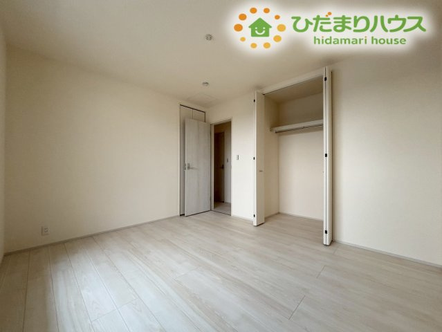 嵐山町川島　第2　新築一戸建て　リーブルガーデン　01の寝室|寝室にはクローゼットもしっかり完備されており、お洋服をハンガーに掛けたまま収納できます！
お部屋全体が明るいトーンで統一されているため、お好みのインテリアで自分だけの空間作りを楽しめます♪