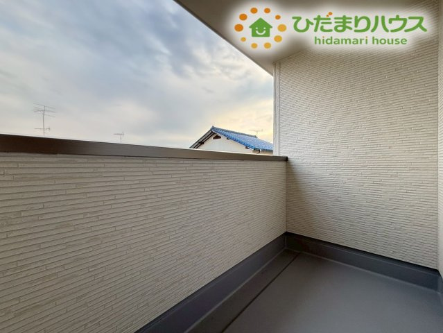 嵐山町川島　第2　新築一戸建て　リーブルガーデン　01のバルコニー|お洗濯物がたっぷり干せる、日当たりの良いバルコニーです！
急な雨でも安心な奥行きがあり、天気の良い日にはお布団を干して、お日様の香りに包まれながらお昼寝をするのも気持ちよさそうですね(-ω-)/