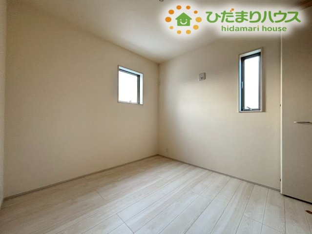 嵐山町川島　第2　新築一戸建て　リーブルガーデン　01の子供部屋|2面に窓が配置された、明るく風通しの良いお子様向けの個室です！
学習デスクやベッドを配置しても動線をしっかり確保できる広さがあり、お子様の自立心や想像力を育むのにぴったりのプライベート空間です♪