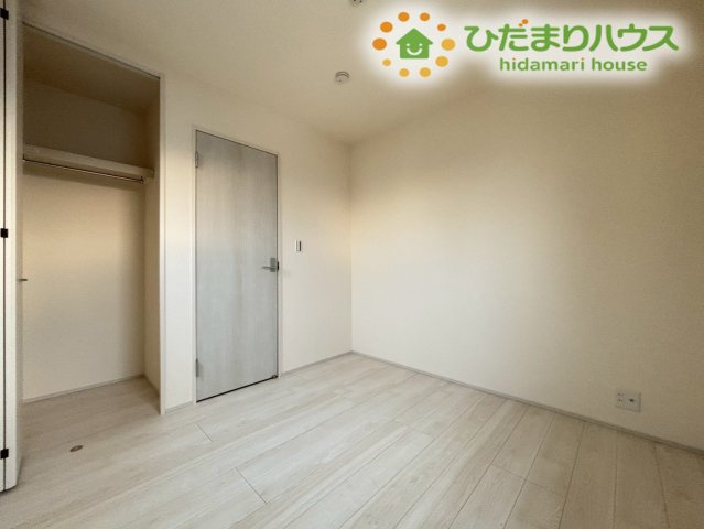 嵐山町川島　第2　新築一戸建て　リーブルガーデン　01の子供部屋|こちらのお部屋にも専用のクローゼットがあり、自分でお片付けをする習慣が身につきます！白を基調とした壁紙が清潔感を醸し出し、どんな色のカーテンや家具とも相性が良いので、お部屋作りが捗ります！