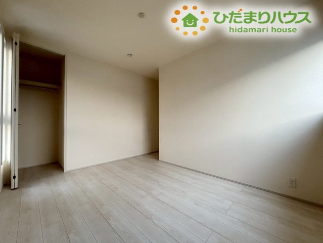 嵐山町川島　第2　新築一戸建て　リーブルガーデン　01の洋室|窓が多く設置されているため、日中は照明をつけなくても明るく、集中して作業に取り組める穏やかな環境が整っています☆