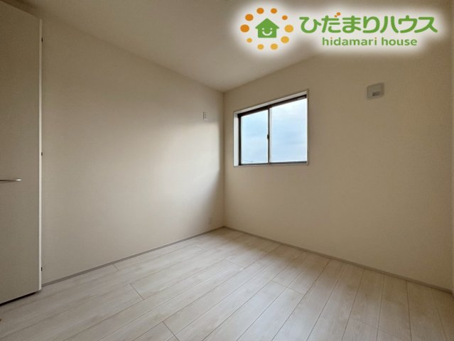 嵐山町川島　第2　新築一戸建て　リーブルガーデン　01の洋室|寝具や家具の配置がしやすい長方形の形状です！
お掃除ロボットもスイスイ通れる段差のないフラットなフローリングで、毎日のお手入れも負担なく続けられそうですね♪