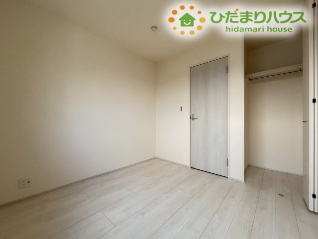 嵐山町川島　第2　新築一戸建て　リーブルガーデン　01の洋室|全居室に収納スペースがしっかりと確保されているため、季節外の家電や趣味の道具もスッキリ収まります◎