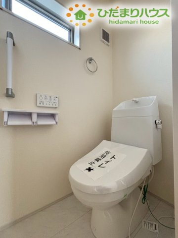 嵐山町川島　第2　新築一戸建て　リーブルガーデン　01のトイレ|2階にもトイレがあるため、忙しい朝の時間帯や夜間でも、階段を使わずに利用できて便利！
1階と同様に清潔感あふれる内装で、ちょっとした飾り棚にお花を置いて空間を演出するのも素敵ですね！