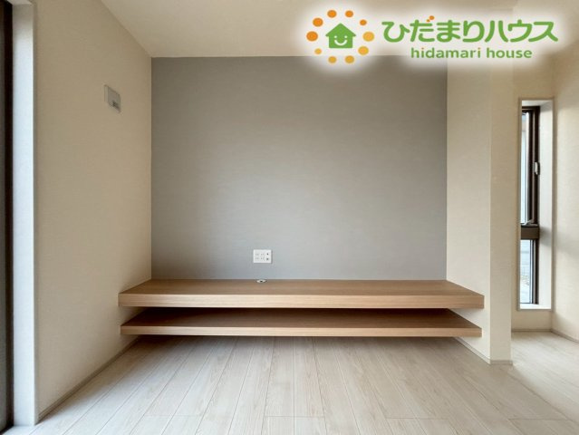 嵐山町川島　第2　新築一戸建て　リーブルガーデン　01の内装|リビングには便利なカウンターや棚が設置されております！
テレビを置いたり、お気に入りの写真を飾ったりと、暮らしに彩りを添える便利なポイントです◎
