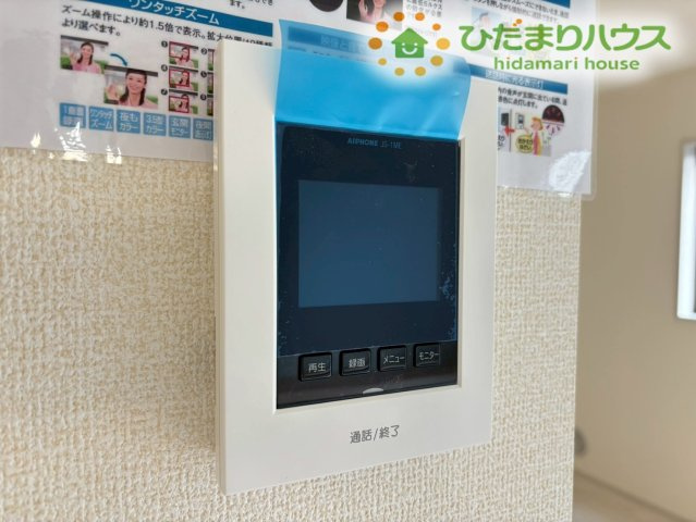嵐山町川島　第2　新築一戸建て　リーブルガーデン　01のセキュリティ|来客の顔を確認してから対応できるTVモニター付きで、セキュリティ面も安心です！
留守中の録画機能も備わっているため、お子様だけのお留守番時や、夜間の急な訪問でも落ち着いて対応いただけます♪