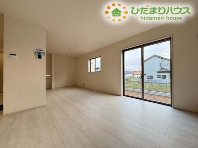 嵐山町川島　第2　新築一戸建て　リーブルガーデン　01の居間・リビング|開放感あるワンフロアタイプ19.2帖のLDK(^^)/
大きなテーブルやソファーを置いても余裕の広さがあります！
