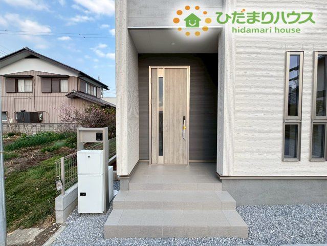 嵐山町川島　第2　新築一戸建て　リーブルガーデン　01のエントランス|玄関周りは段差が少なく、ベビーカーや重い荷物を持っての移動もスムーズです◎
プライバシーに配慮した配置の玄関ドアが、住まいの顔として落ち着いた印象を添え、お客様を明るく迎え入れてくれます♪
