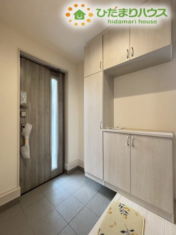 嵐山町川島　第2　新築一戸建て　リーブルガーデン　01の玄関|スッキリとした玄関内部には、大容量のシューズボックスが完備されています！
散らかりがちな玄関先をいつも綺麗に保つことができ、お出かけ前の身支度も落ち着いて行える、機能的なスペースです！