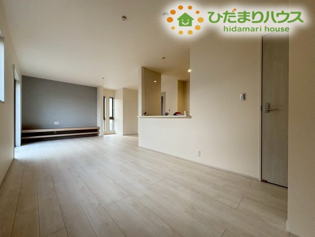嵐山町川島　第2　新築一戸建て　リーブルガーデン　01の居間・リビング|リビングはナチュラルな色味のフローリングがお部屋をパッと明るく見せてくれます！
ご家族でリラックスして過ごす時間にぴったりです☆