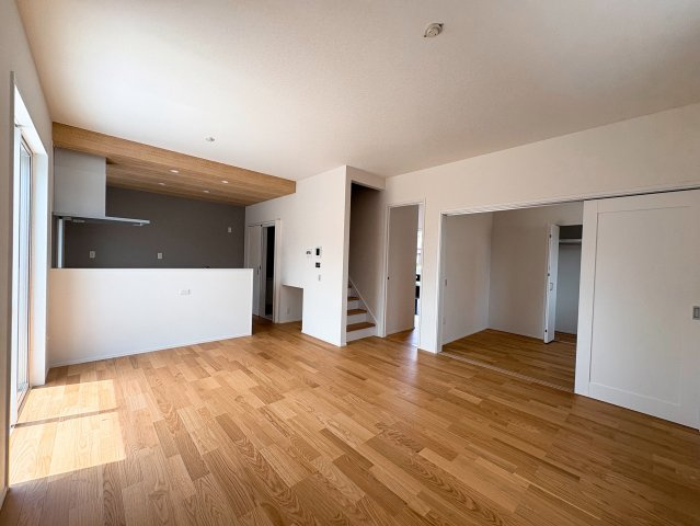 ーサンコートー行橋市南大橋3丁目　新築一戸建ての居間・リビング|リビング横の洋室と一体型で使えるリビング♪
【行橋市　新築一戸建て】