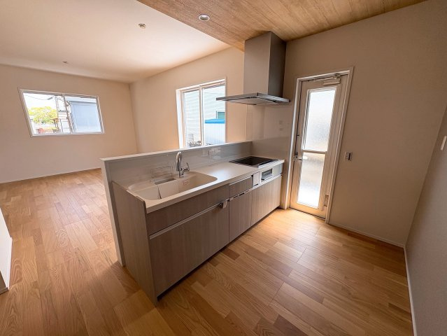 ーサンコートー行橋市南大橋3丁目　新築一戸建てのキッチン|キッチン横には勝手口付きでお庭に出れます♪
【行橋市　新築一戸建て】