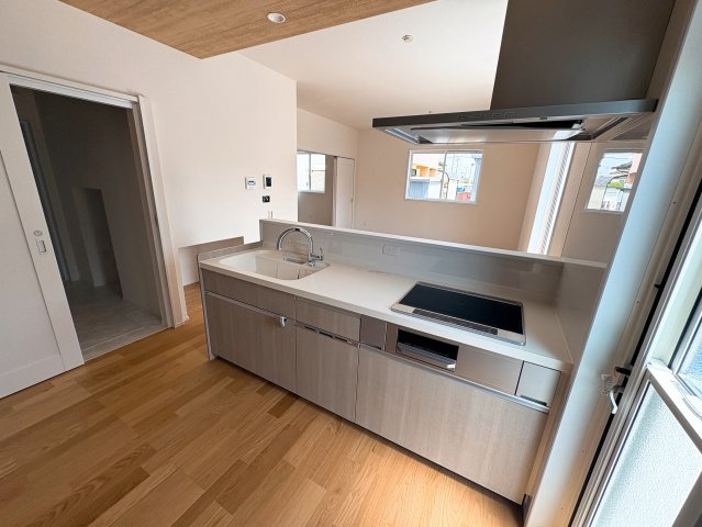 ーサンコートー行橋市南大橋3丁目　新築一戸建てのキッチン|キッチン横は洗面脱衣室、浴室と家事同線もバッチリ♪
【行橋市　新築一戸建て】